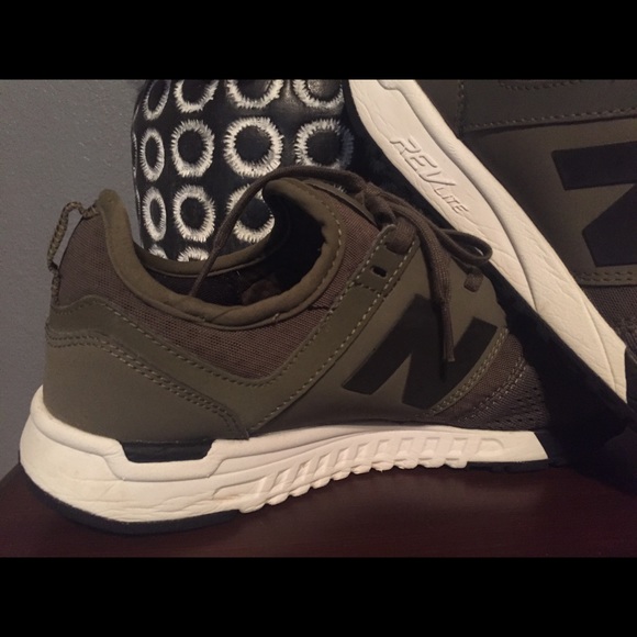 New Balance cute casual/running shoe - Picture 3 of 3